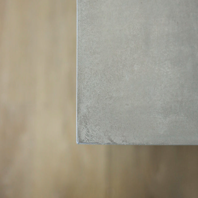 Image rapprochée d'un Meuble TV moderne en bois de noyer et beton gris avec tiroirs et etageres ouvertes.