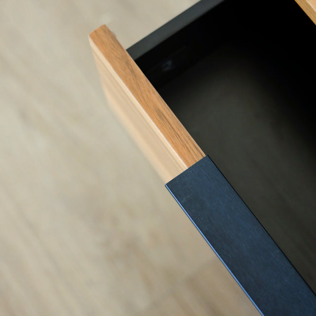 Image rapprochée d'un Meuble TV moderne en bois de noyer et beton gris avec tiroirs et etageres ouvertes.