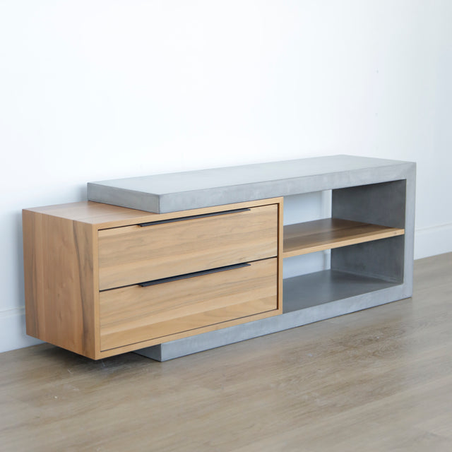 Meuble TV moderne en bois de noyer et beton gris avec tiroirs et etageres ouvertes.