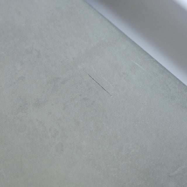 Image rapprochée d'un Meuble TV moderne en bois de noyer et beton gris avec tiroirs et etageres ouvertes.