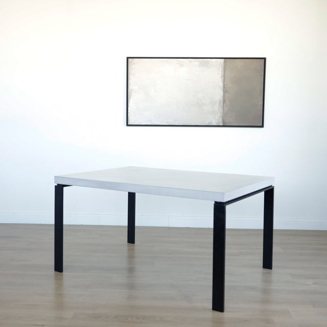 Table ROCHEFORT 40" x 56" en béton couleur ciment avec pattes Jules en acier noir