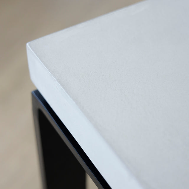 Table à manger rectangulaire blanche avec pieds noirs, design moderne pour salle à manger contemporaine