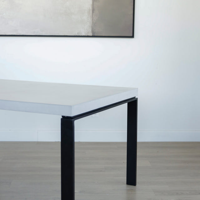 Table à manger rectangulaire blanche avec pieds noirs, design moderne pour salle à manger contemporaine