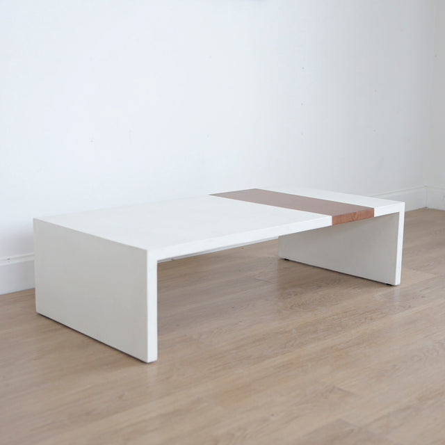 table basse en btéon blanc moderne avec bande en frêne.