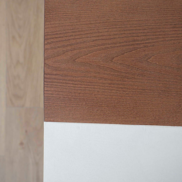 Image rapprochée d'une table basse en btéon blanc moderne avec bande en frêne.