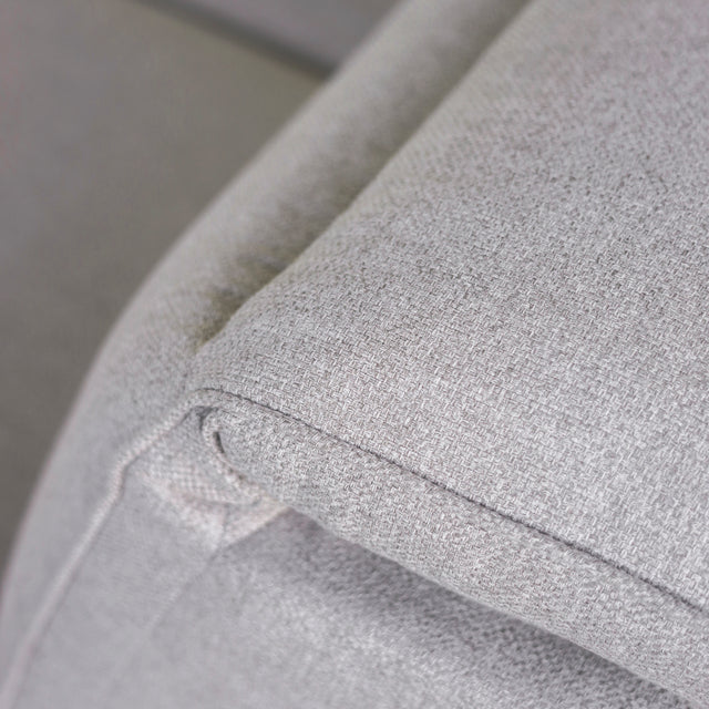 zoom sur le coussin d assise gris clair en tissu texture de canape contemporain.