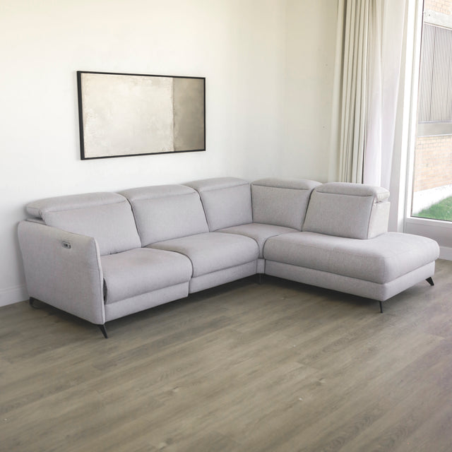 canape d angle gris clair en tissu avec pieds noirs et tetiere reglable design moderne.