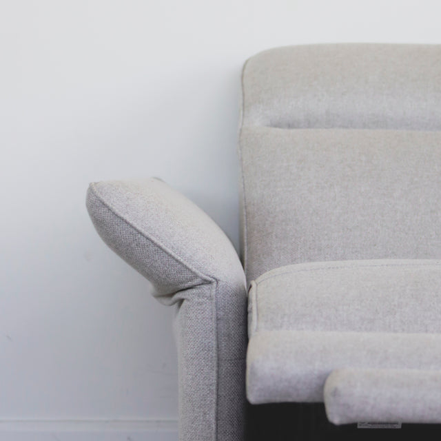 detail du canape gris clair avec assise et dossier inclinables pour confort optimal.