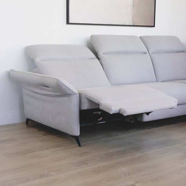 canape d angle gris clair en tissu avec pieds noirs et tetiere reglable design moderne.