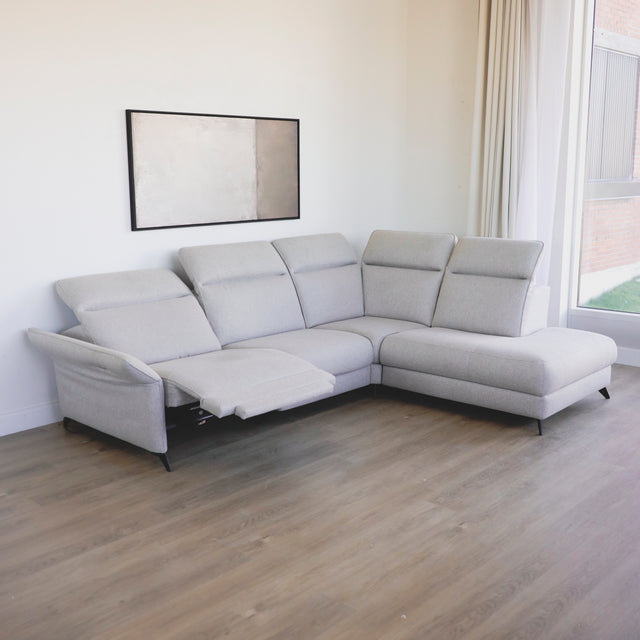 canape d angle gris clair en tissu avec pieds noirs et tetiere reglable design moderne.