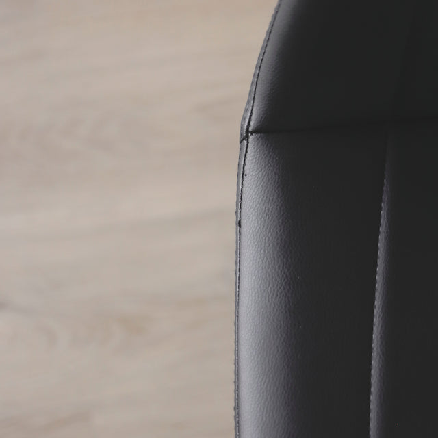 image rapprochée d'une chaise en simili cuir noir