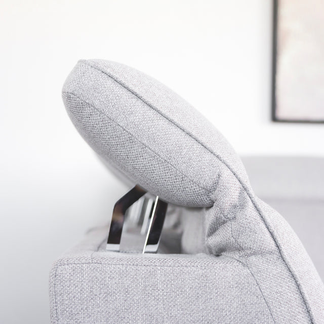 zoom sur tetiere reglable en metal et tissu gris clair de canape design.