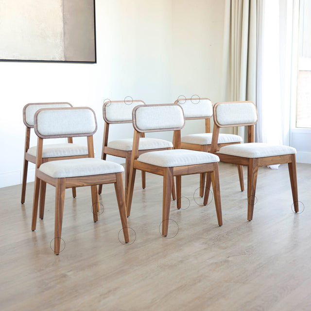 Lot de six chaises en bois de noyer avec assise et dossier rembourres en tissu beige avec cercles indiquant les défauts.