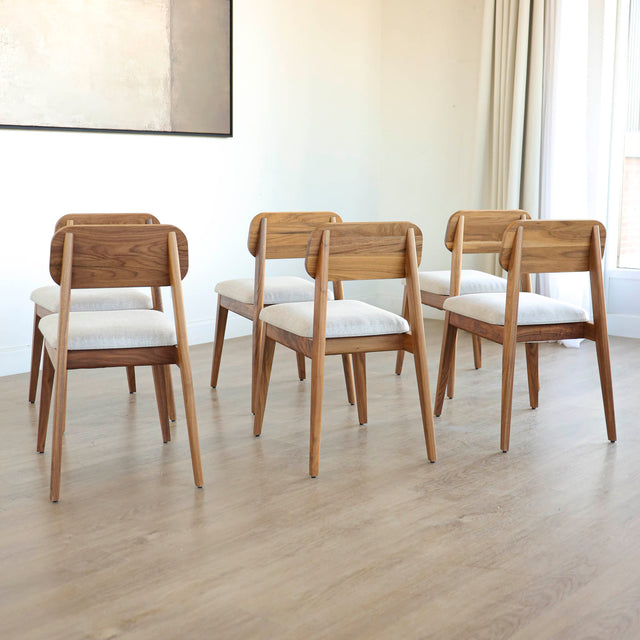 Lot de six chaises en bois de noyer avec assise et dossier rembourres en tissu beige.