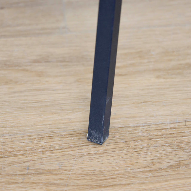 ensemble de chaises noires style vintage avec assise et dossier matelassé.