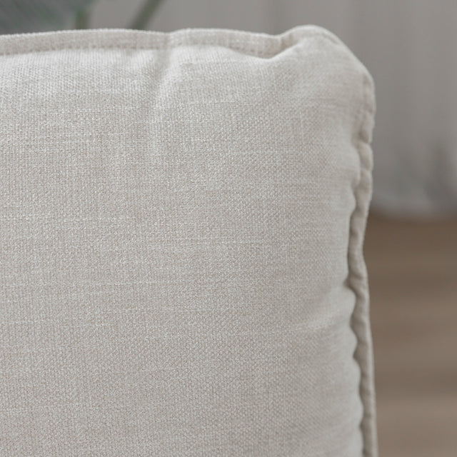 Gros plan sur la texture du tissu blanc du canape sectionnel moderne.