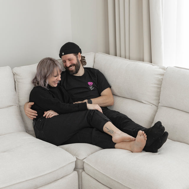 Canape sectionnel blanc moderne avec couple detendu assis confortablement.