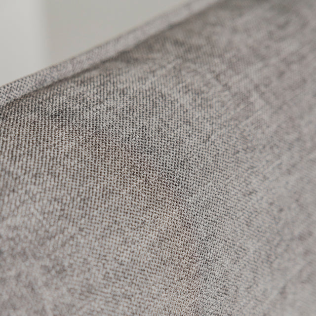 Gros plan sur la texture du tissu gris du canape sectionnel moderne.