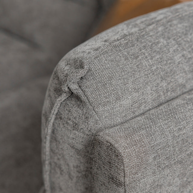 Gros plan sur la texture du tissu gris du canape sectionnel moderne.
