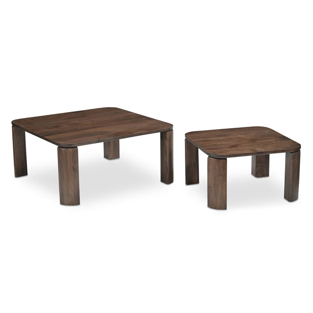 Tables basses gigognes en bois fonce avec coins arrondis et pieds epais.