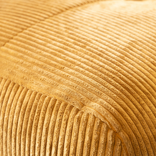 Texture du tissu en velours cotele jaune moutarde au toucher doux et chaleureux.