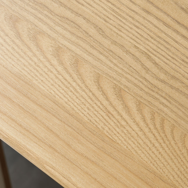 Salle à manger avec table en chêne massif et chaises design scandinaves.