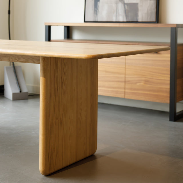 Salle à manger avec table en chêne massif et chaises design scandinaves.