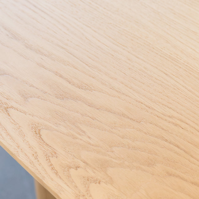 Table basse d’appoint en bois clair au design organique, idéale pour un salon moderne.