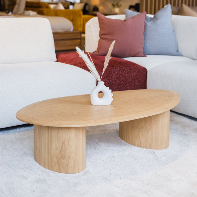 Tables basses gigognes en bois clair au design organique pour salon contemporain.
