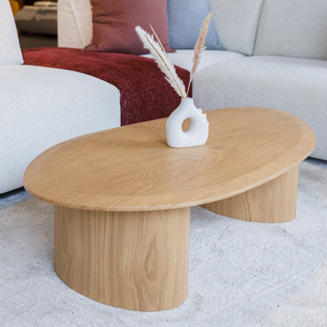 Tables basses gigognes en bois clair au design organique pour salon contemporain.