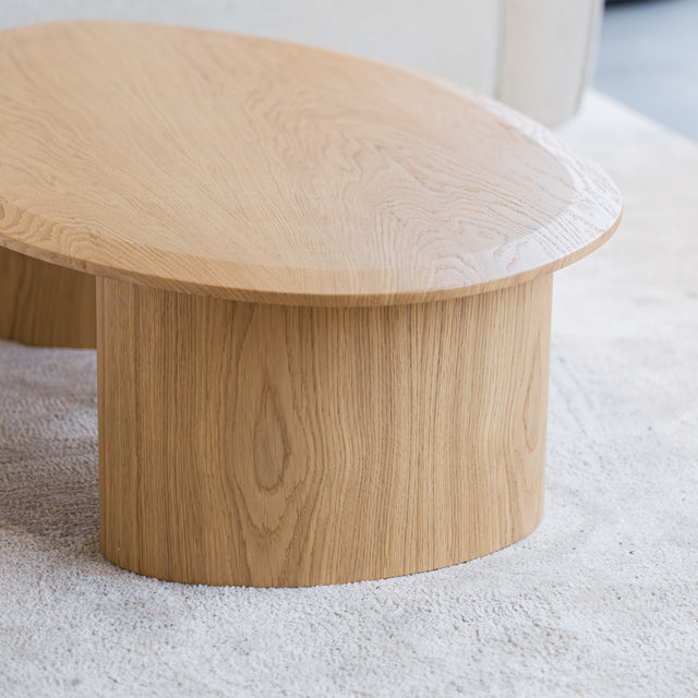 Tables basses gigognes en bois clair au design organique pour salon contemporain.