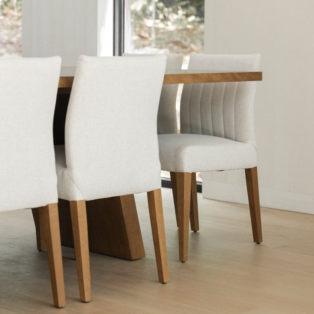 Chaise de cuisine en tissu lièvre et merisier ambré foncé - Gemma