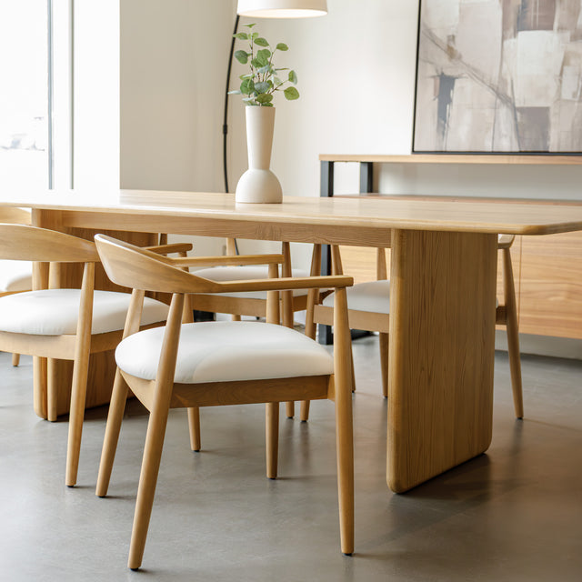 Chaise de cuisine en bois merisier avec assise rembourrée cuir végane beige style scandinave.