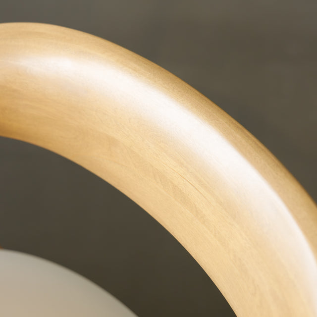 Chaise de cuisine en bois merisier avec assise rembourrée cuir végane beige style scandinave.