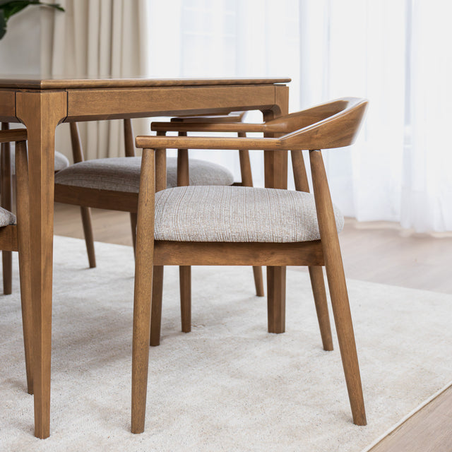 Chaise de cuisine en bois merisier avec assise rembourrée beige style scandinave.