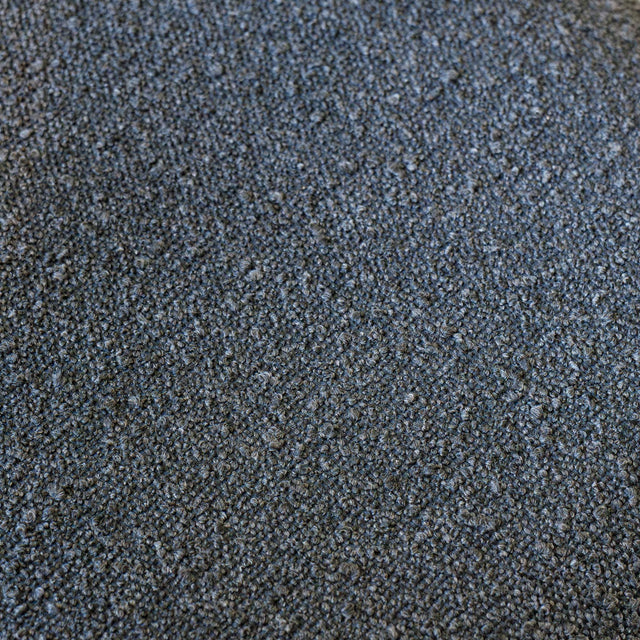 Chaise de salle à manger contemporaine avec accoudoirs noirs et assise rembourrée en tissu texturé gris.