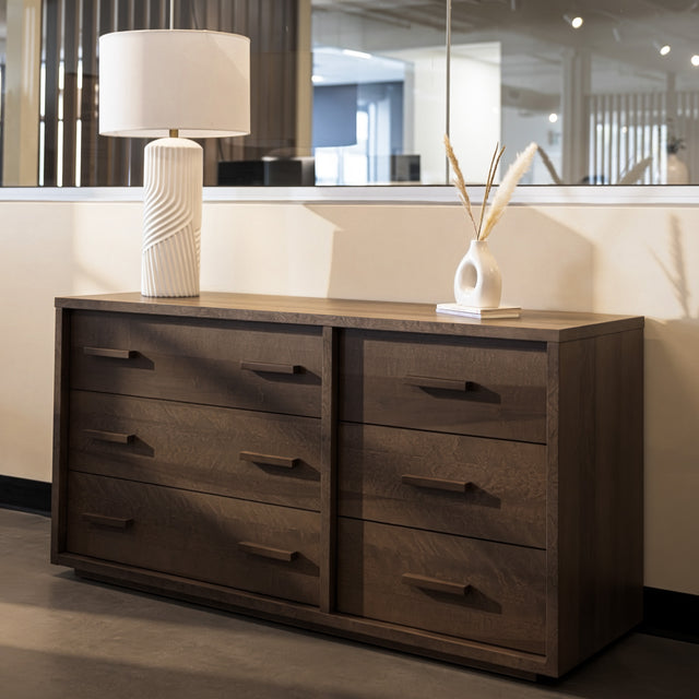 Commode double en bois brun foncé à 6 tiroirs au design contemporain pour chambre à coucher.