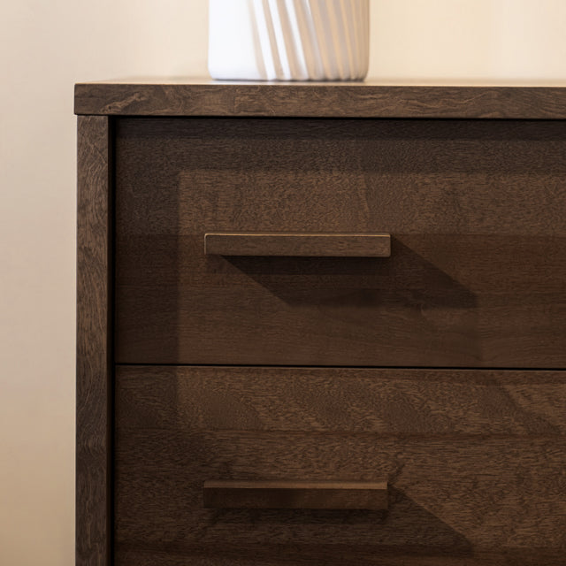 Commode double en bois brun foncé à 6 tiroirs au design contemporain pour chambre à coucher.