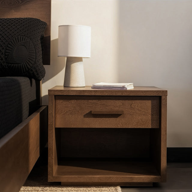 Table de chevet en bois brun foncé avec tiroir et rangement ouvert au style contemporain.