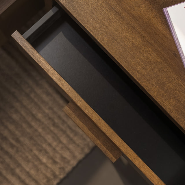 Table de chevet en bois brun foncé avec tiroir et rangement ouvert au style contemporain.