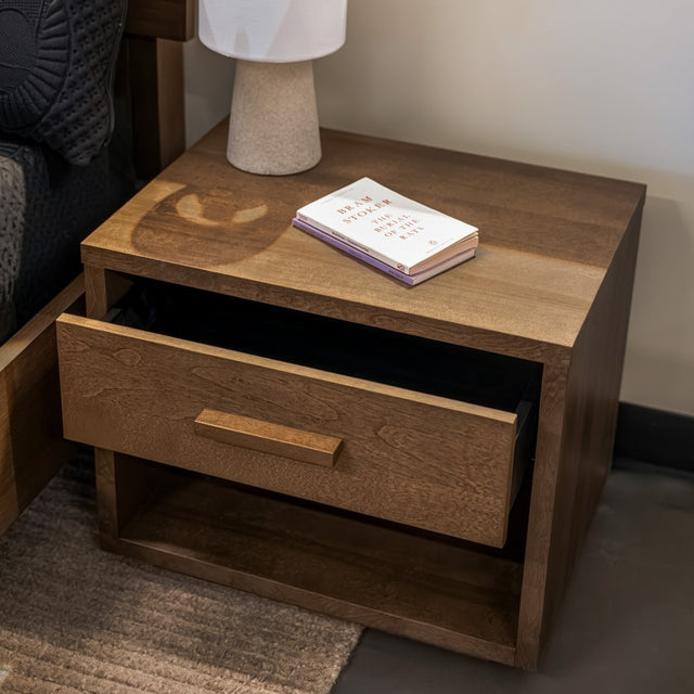 Table de chevet en bois brun foncé avec tiroir et rangement ouvert au style contemporain.
