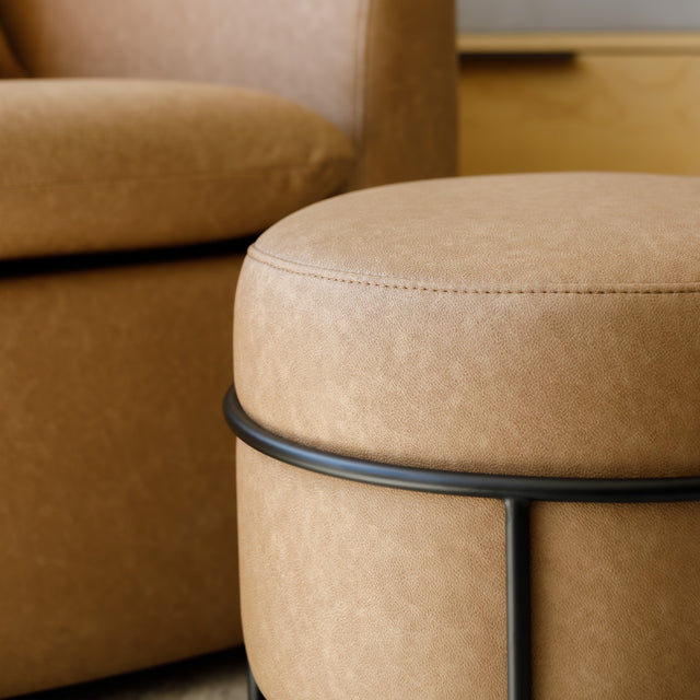 Ottoman rond en cuir végane mocha avec structure noire au style moderne et élégant.