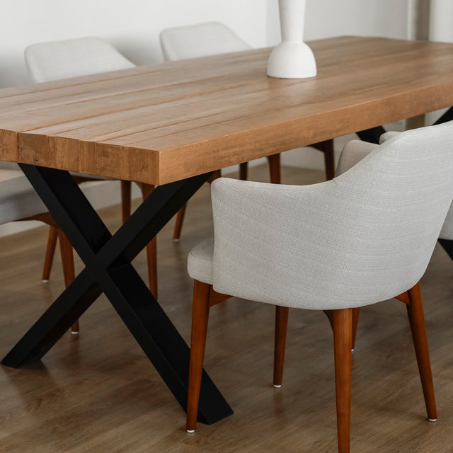 Table de cuisine LAVIOLETTE 2,5" d'épaisseur, 37" x 92", en merisier ambré foncé avec pattes Chloé en acier