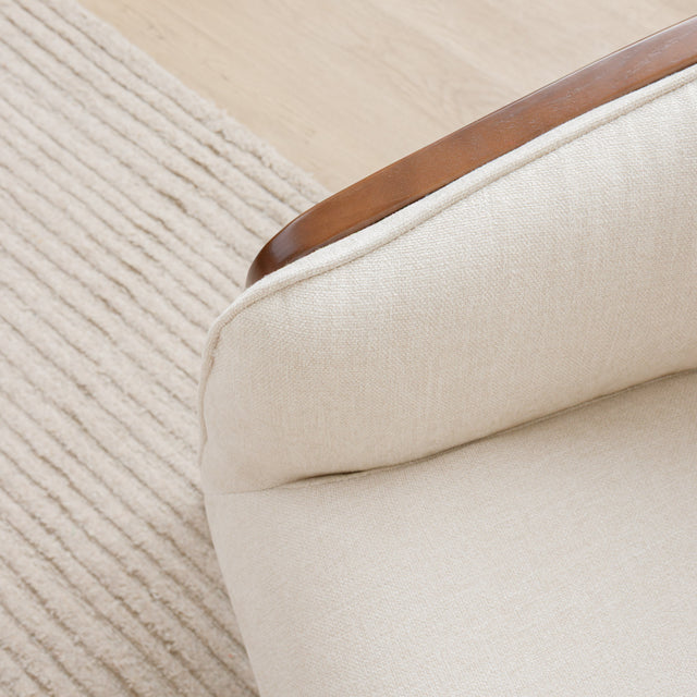 vue de proche du fauteuil beige avec détails en bois noyer
