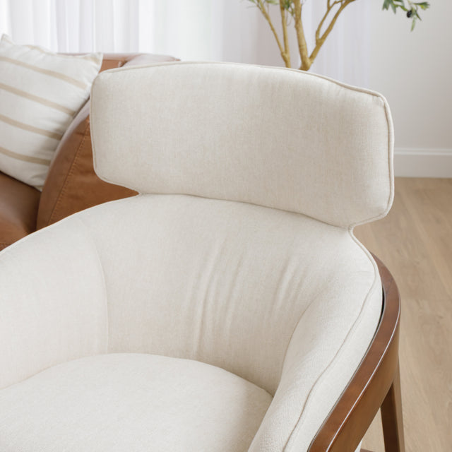 vue de proche du fauteuil beige avec détails en bois noyer
