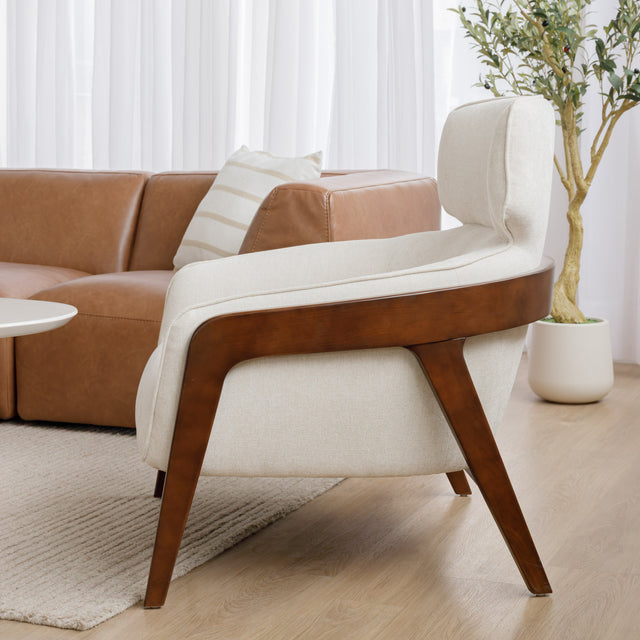 fauteuil beige avec détails en bois noyer