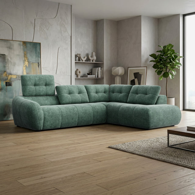 Modulaire en tissu vert, design contemporain, dans un salon lumineux et moderne.