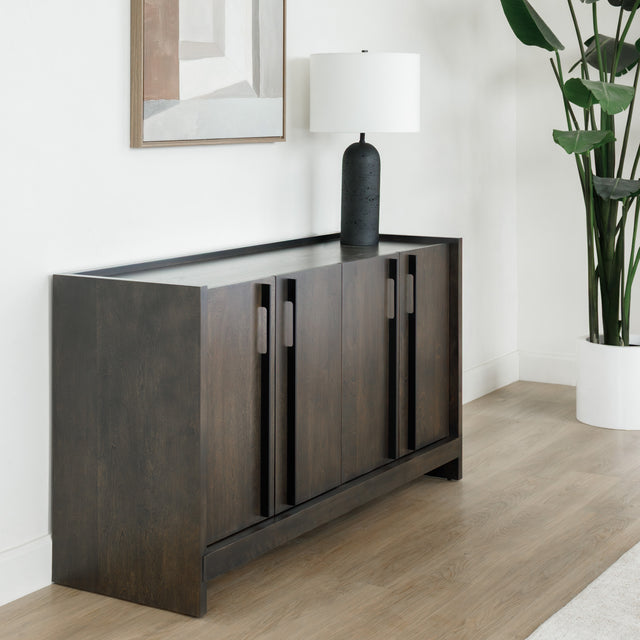 Buffet de rangement en bois foncé à quatre portes, design contemporain avec poignées intégrées et lignes épurées.