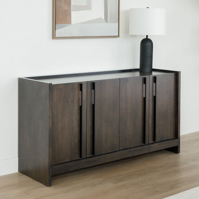 Buffet de rangement en bois foncé à quatre portes, design contemporain avec poignées intégrées et lignes épurées.