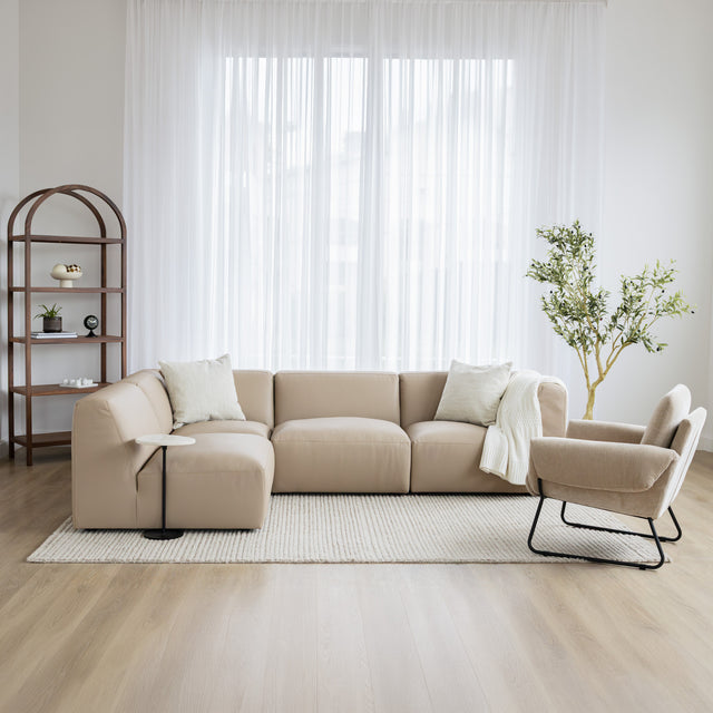 salon moderne avec un divan en cuir beige et un fauteuil en tissu beige.
